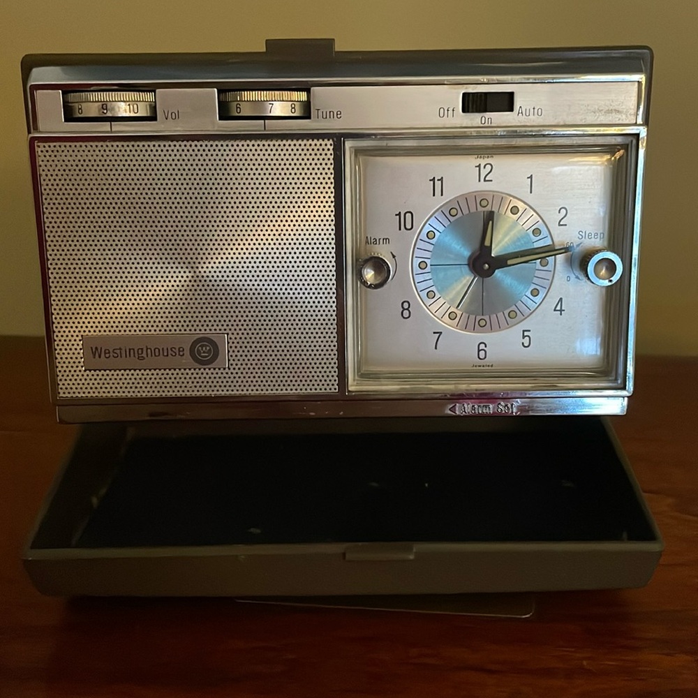 Vintage Westinghouse travel radio/alarm clock